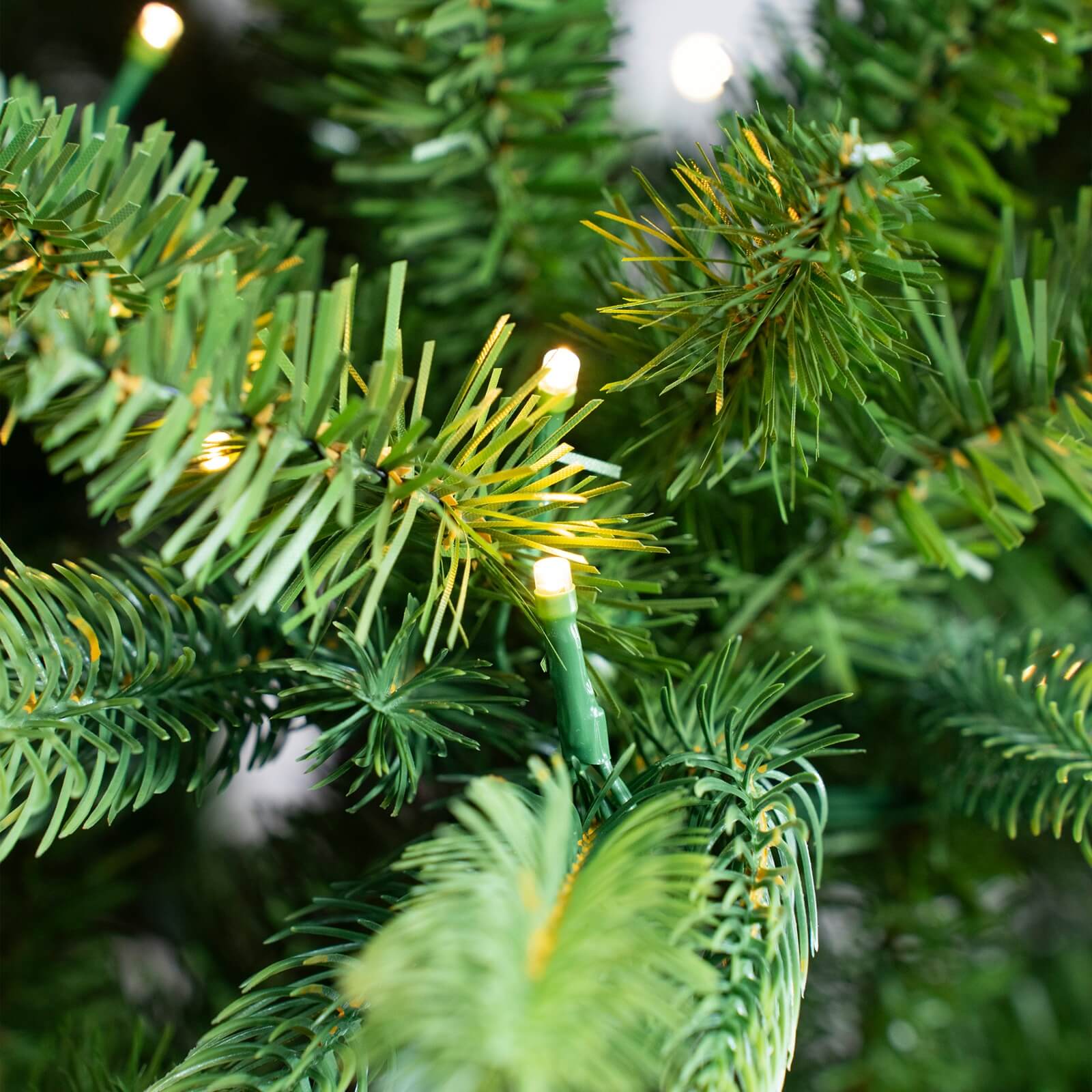 7FT Realistic Artificial Christmas Tree – Unlit/Pre-Lit Options(PJT-2505-7FT) - Abrihome