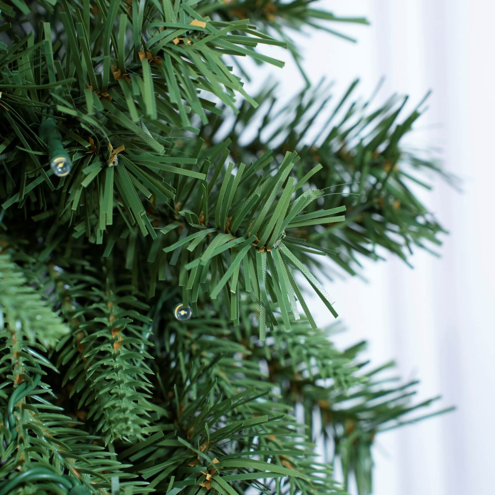 Festive Green Christmas Wreath with Optional LED Lights(PJW-2512) - Abrihome