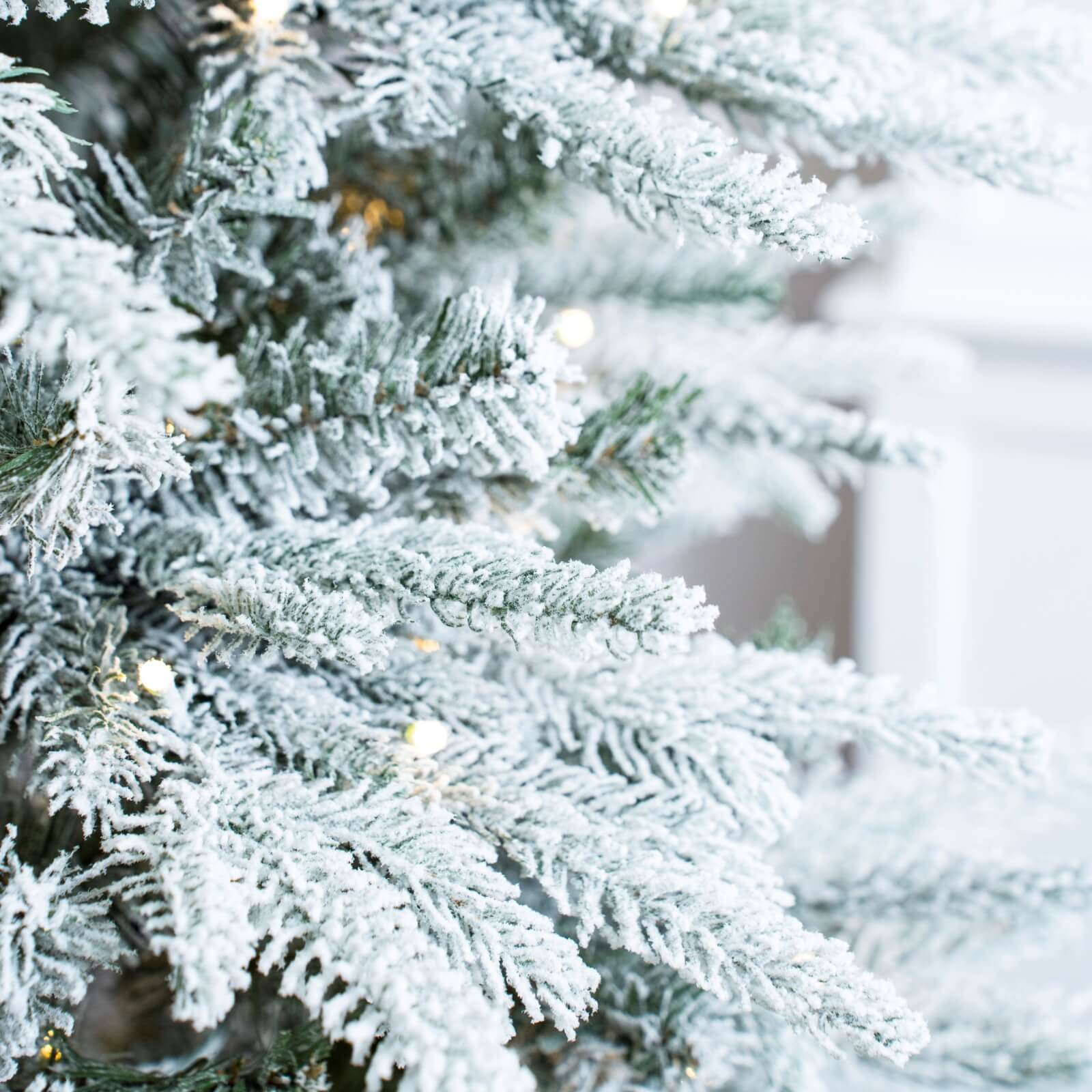 6FT Snow-Flocked Artificial Christmas Tree with Optional Warm White LED Lights(PJT-2507-6FT)