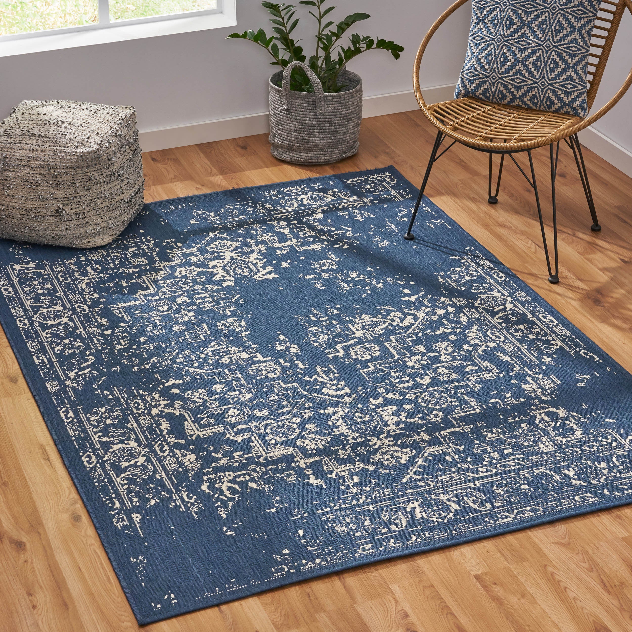 7'x5'3" RUG